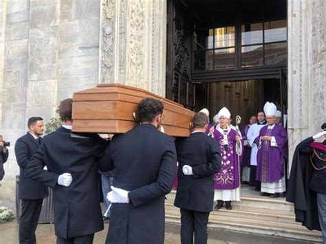 In Centinaia Al Duomo Per Lultimo Saluto Al Cardinale Severino Poletto