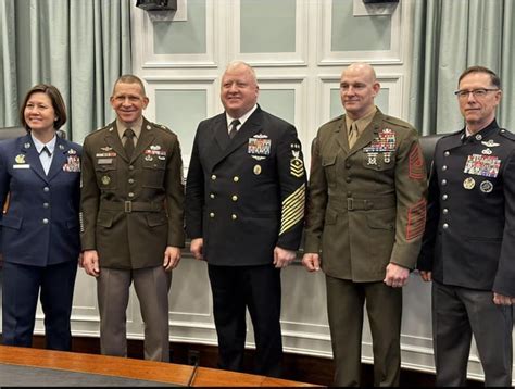 USSF desperately needs to completely redo its dress uniform. This is unacceptable. : r/SpaceForce