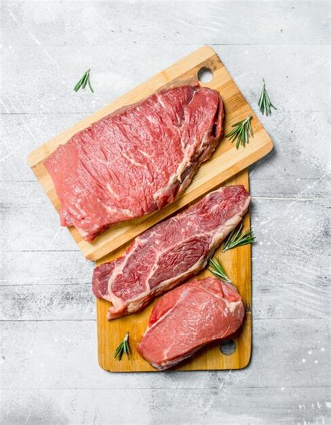 Carne Cruda Trozos De Carne En Tablas De Cortar Foto Premium