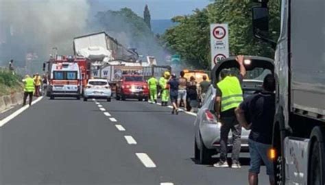 Incidente Sull A4 A Portogruaro Auto Schiacciata Tra Due Camion Muore