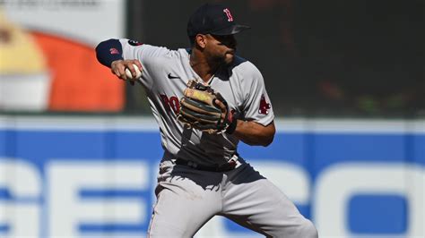 Red Sox's Xander Bogaerts Loses Out On Gold Glove Award