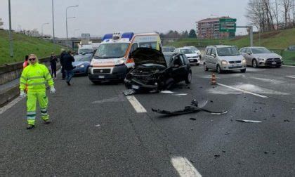 Scontro Tra Due Auto In Tangenziale A Venaria Due Persone Ferite