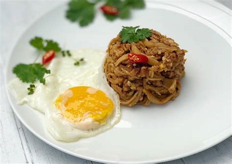 Thai style egg noodles stir-fry served with fried egg Recipe by ...