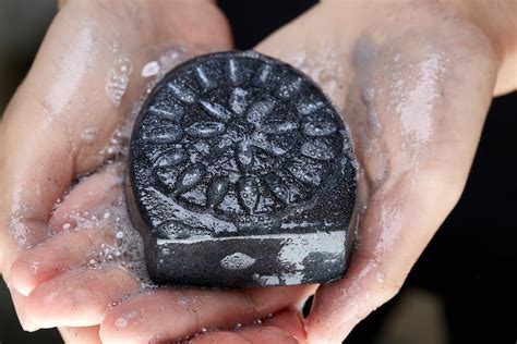 Lush Panamá on Twitter Charcoal es una barra limpiadora de carbón