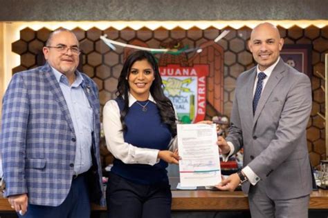 Alcaldesa De Tijuana Montserrat Caballero Recibe Constancia De De