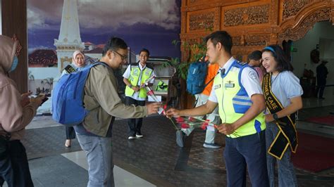 InfoPublik Hari Pelanggan Nasional AP I Bagikan Suvenir Dan Gelar