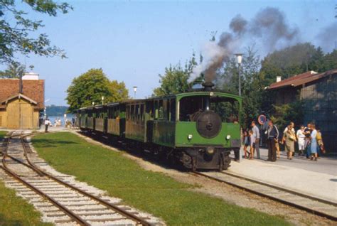 Einen Zug Der Chiemseebahn Im Bahnhof Prien Stock In 1982 Bahnbilder De