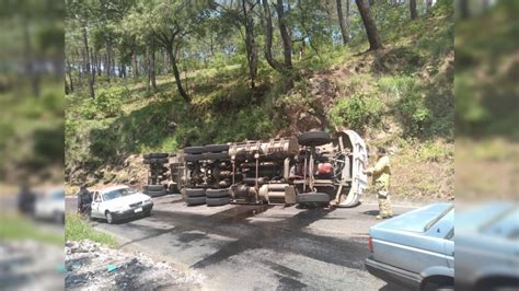 Vuelca pipa cargada con más de 30 mil litros de gasolina en Tacámbaro