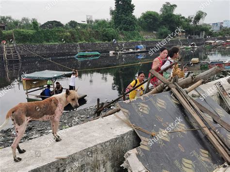 Filipino Villagers Disembark Makeshift Raft Along Editorial Stock Photo