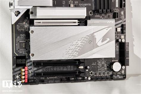 技嘉雪雕 Z790 Aorus Elite Ax W 主板圖賞：銀白裝甲如雪 每日頭條