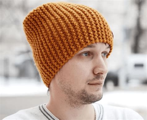Мужская шапка бини спицами со схемой вязания