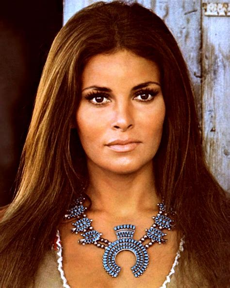 RAQUEL WELCH ACTRESS AND SEX SYMBOL 8X10 PUBLICITY PHOTO SP 013