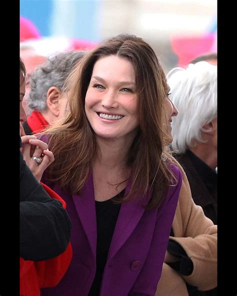 Photo Carla Bruni souriante et enthousiasmée au meeting de Nicolas