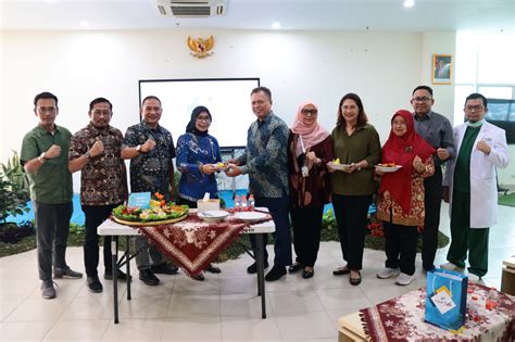 Rayakan Hari Kesehatan Nasional RSUD CAM Potong Tumpeng RSUD Dr