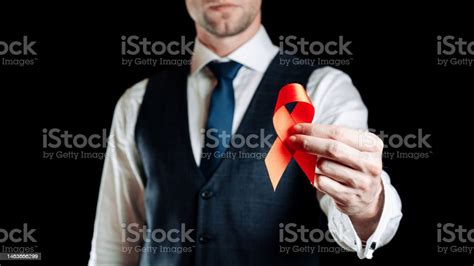 Hiv 리본 사람의 손에 Hiv 세계 날에 빨간 리본 검은 배경에 인식 보조 및 암 기호 복사 공간이 있는 Hiv 에이즈 및