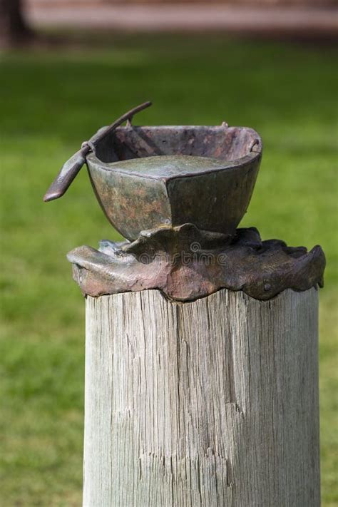 Escultura De Bronce De Un Barco Con Remo En La Marcha De Mandurah La