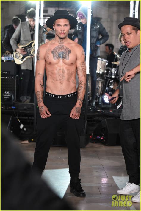 Hot Mugshot Guy Jeremy Meeks Makes NYFW Debut Photo 3859796