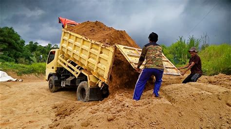 Dump Truk Bongkar Muatan Pasir Cadas YouTube