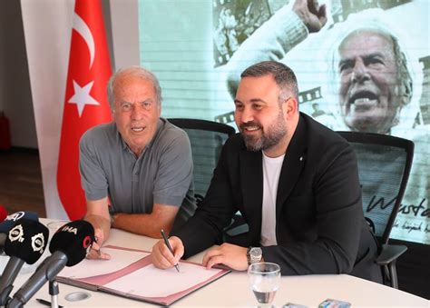 Altay teknik direktör Mustafa Denizli ve yeni futbolcular için imza