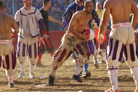 Firenze La Seconda Partita Del Calcio Storico La Repubblica