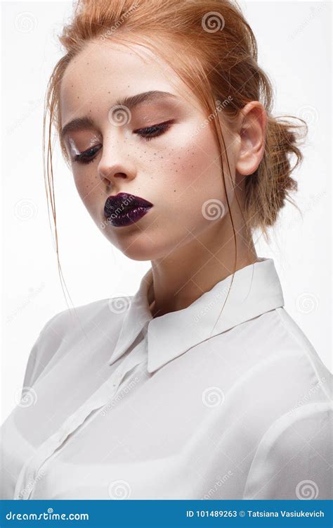 Νέο κορίτσι με ένα κούρεμα σε ένα άσπρο πουκάμισο Όμορφο πρότυπο με τη Nude σύνθεση και τα