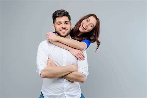 Guapo Pareja Hombre Y Mujer Sonriendo Y Riendo Aislado Foto Premium