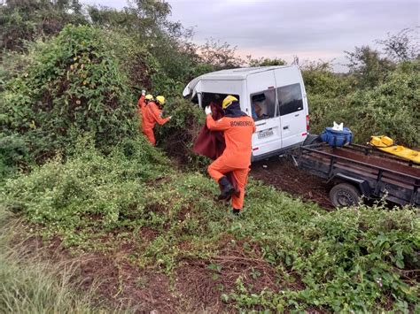 Colisão entre caminhão e van deixa uma pessoa morta e outra ferida em