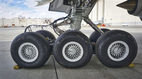 united airlines boeing  er nu main landing gear