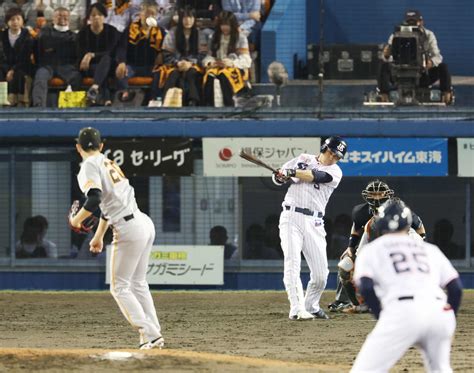 【ヤクルト】代打の“神様”川端慎吾が代打3ラン「まさか入るとは…」ドラ1吉村の黒星消した プロ野球写真ニュース 日刊スポーツ