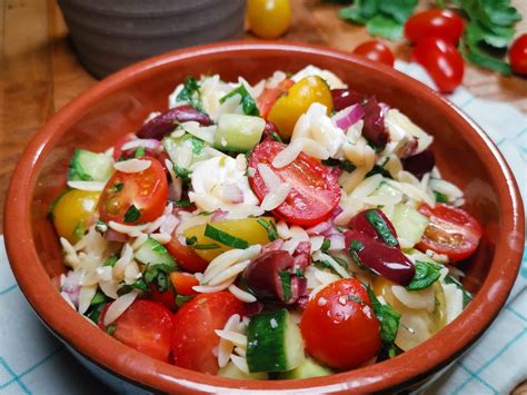 Tobulos graikiškos salotos su Orzo makaronais Maisto Kelionės