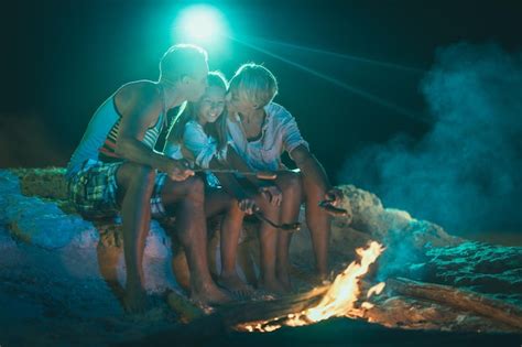 Une Famille Heureuse Est Assise Sur Le Bord De Mer Sablonneux Au Coin