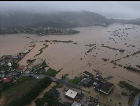 Chuvas Em Santa Catarina Causam Deslizamentos E Deixam Pessoas