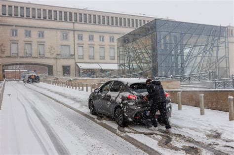 Heavy Snowfall Paralyzes Life In Belgium Iha News