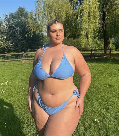 Size Model Strips To Bikini To Proudly Show Off Her Thick Curves Daily Star