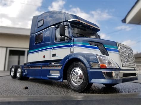 Gallery Pictures Italeri Volvo VN 780 Plastic Model Truck Kit 1 24