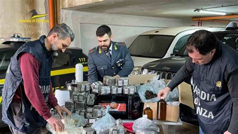 Castel Volturno La Guardia Di Finanza Ha Sequestrato Kg Di Droga