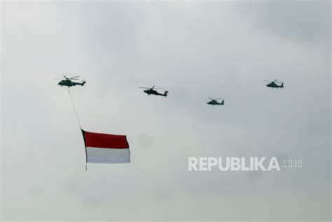 Flypass Pesawat Tni Polri Pembawa Bendera Raksasa Di Monas Republika