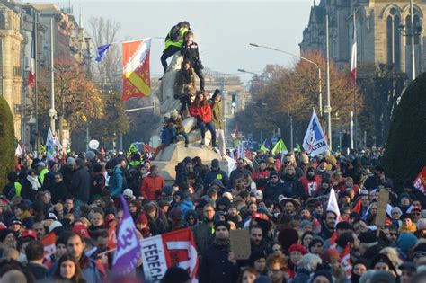 Greve geral contra ataque de Macron à Previdência se estende por dois