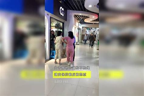 女子遛狗不拴绳，出入商场实在是不妥！目击者：出事找谁？