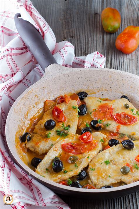 Petto Di Pollo Con Pomodorini Olive E Capperi Cotto In Padella Piatto