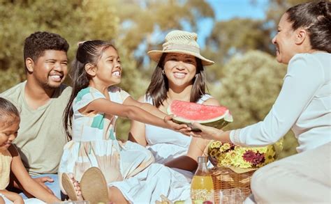 Sand A De Picnic Y Familia Feliz En El Parque Con Frutas De Verano Para