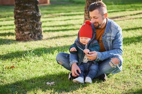 Feliz Joven Padre Caminando Con Su Peque O Hijo Foto Premium