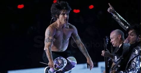 Vokalis Cedera Tur Red Hot Chili Peppers Terancam Batal Okezone Celebrity