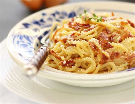 Authentic spaghetti Carbonara Recipe – Easy Pasta Carbonara — Eatwell101