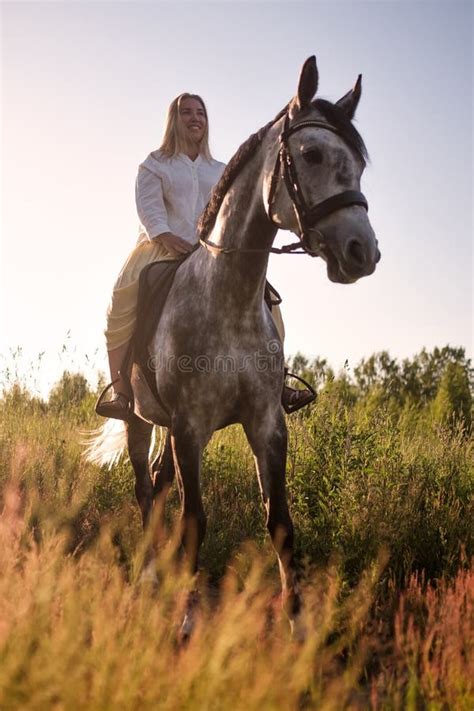 Jeune Femme Blonde Marchant Avec Son Cheval Image Stock Image Of Lifestyle Bonheur 222064863