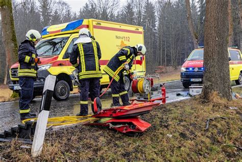 Update zu tödlichem Unfall in Zschorlau PKW prallt gegen Baum