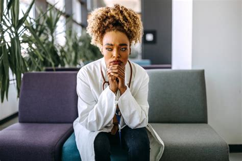 Síndrome de Burnout na área da saúde causas sintomas e soluções