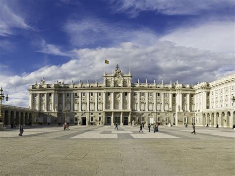 Historia de la casa de Borbón en el trono de España De enemigos a