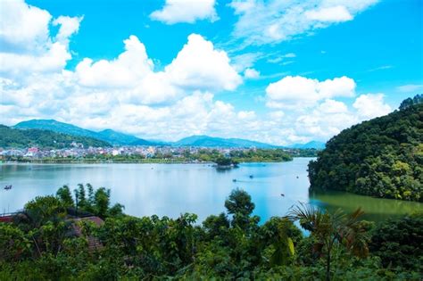 Hermoso Lago Phewa Y Ciudad De Pokhara Nepal Foto Premium