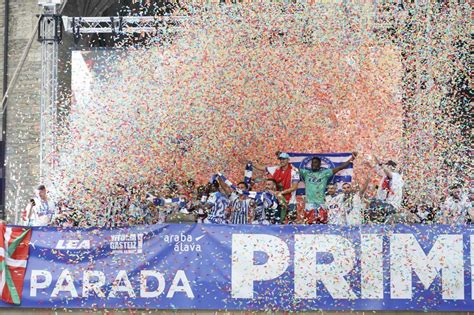 La Fiesta Del Ascenso Del Alav S Parece No Tener Fin En Vitoria Foto